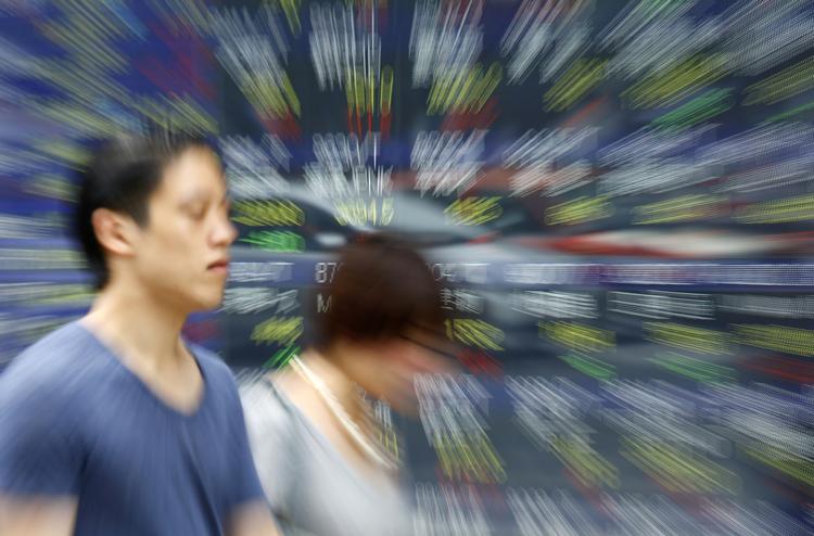 Aktier. Der er uro på aktiemarkederne efter kinesisk devaluering, men i ASien er de begyndt at rette sig igen. 