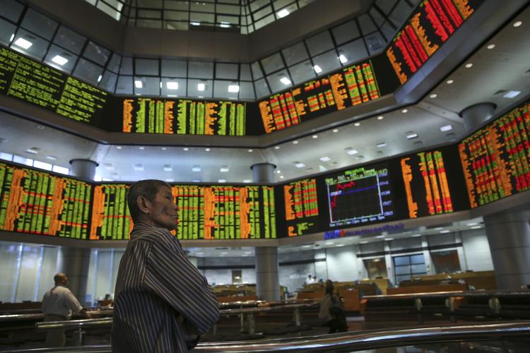 Både i Danmark og det øvrige Europa stiger aktierne til morgen. Det kinesiske aktiemarked måtte tage endnu et markant fald. 