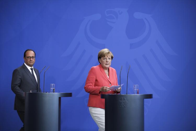 MIGRATIONSMØDE. Francois Hollande og Angela Merkel vil have en fælles EU-kurs i behandlingen af de mange flygtninge og migranter, der søger mod Europa. 