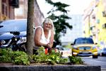 gadegrønt. Merethe Christensen har netop plantet 70 stauder ud i kummerne under de tre træer, der er ud for den boligforening, som hun bor i på Islands Brygge. Stauderne har hun fået af Københavns Kommune, og hun og en anden har underskrevet en kontrakt om, at hun og de øvrige beboere i boligforeningen vil passe planterne fremadrettet. 