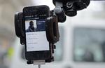 Deleøkonomi. Uber er omstridt i mange byer - som eksempelvis her i Paris - fordi tjenesten er en trussel mod de traditionelle taxachafuffører. 