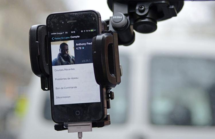 Deleøkonomi. Uber er omstridt i mange byer - som eksempelvis her i Paris - fordi tjenesten er en trussel mod de traditionelle taxachafuffører. 