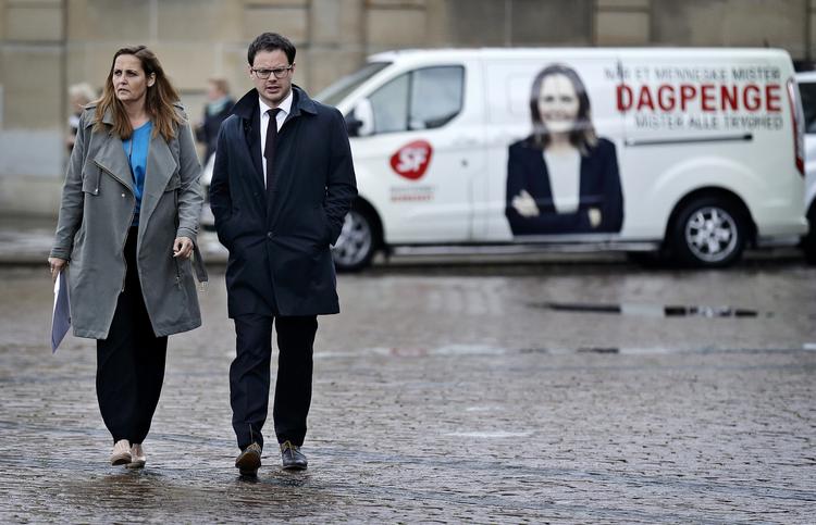 Dagpenge. »Jeg synes jo, det er afgørende, at vi finder flere penge til en dagpengeløsning, så jeg er da glad for, at hun åbner lidt op«, siger SF-formand Pia Olsen Dyhr om Mette Frederiksens opblødning for et nyt dagpengesystem. 