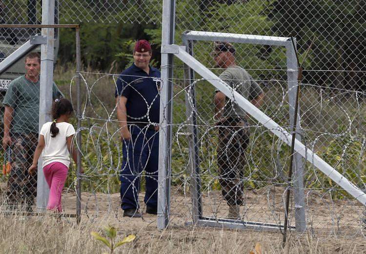 Indenfor. En pige, som er flygtet fra Syrien, går gennem en indgang i pigtrådshegnet på grænsen mellem Serbien og Ungarn. Hun er en blandt tusinder, der søger denne vej i disse dage. 
