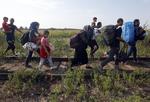 Asyl. Migranter langs en serbisk jernbane nær grænsen til Ungarn. Mange anvender netop denne vej til at nå EU, herunder Tyskland, hvor de i fremtiden vil have bedre muligheder for at blive taget imod, hvis de er fra Syrien. 