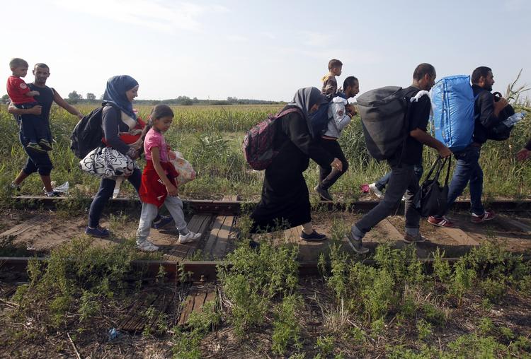 Asyl. Migranter langs en serbisk jernbane nær grænsen til Ungarn. Mange anvender netop denne vej til at nå EU, herunder Tyskland, hvor de i fremtiden vil have bedre muligheder for at blive taget imod, hvis de er fra Syrien. 