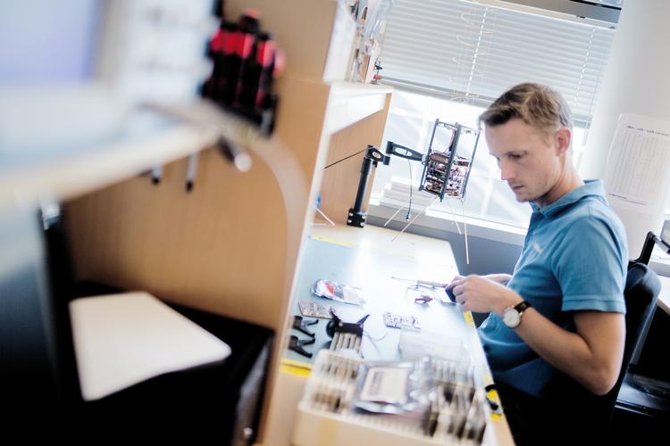 Aalborg. Det daske firma GomSpace sendte for to år siden sin første nanosatellit op fra Rusland. Nu har selskabet netop sendt en mere avanceret  satellit op til den internationale rumstation ISS. 