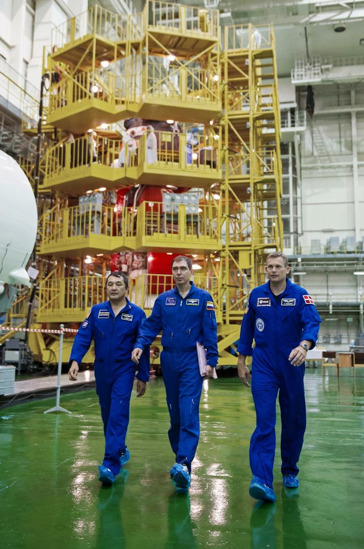 Rumcowboys. Danmarks første astronaut, Andreas Mogensen (th.), er i venteposition inden onsdagens rejse til Den Internationale Rumstation (ISS). Her har han, sammen med de to kosmonauter Aidyn Aimbetov fra Kasakhstan og Sergei Volkov fra Rusland, set den raket, de skal flyve med fra Baikonur i Kasakhstan. 