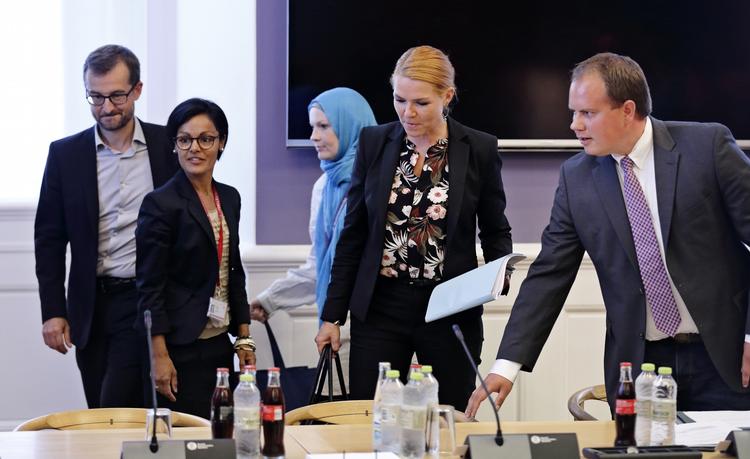 Straksopbremsning. Regeringen vedtager sammen med Dansk Folkeparti, Konservative og Liberal Alliance første del af straksopbremsningen. 