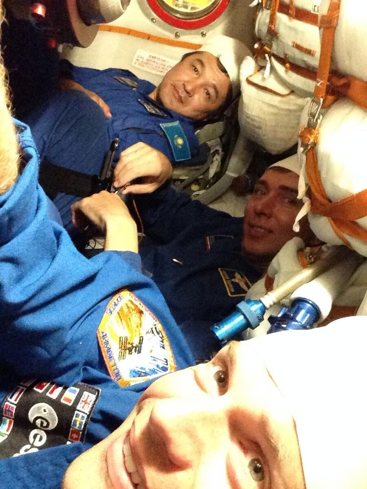 Astronautselfie: De tre astronauter Andreas Mogensen Sergei Volkov og Aidyn Aimbetov tester raketten før opsendelse på onsdag. Nu står det klart, at de skal sidde i den lille rumkapsel i 2 dage og ikke 6 timer som ellers planlagt. 