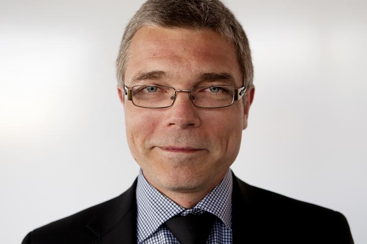 undladelse. Skats direktør, Jesper Rønnow Simonsen, siger, at Skat på flere punkter ikke har fulgt op på den kritik, som en intern revision påpegede. 