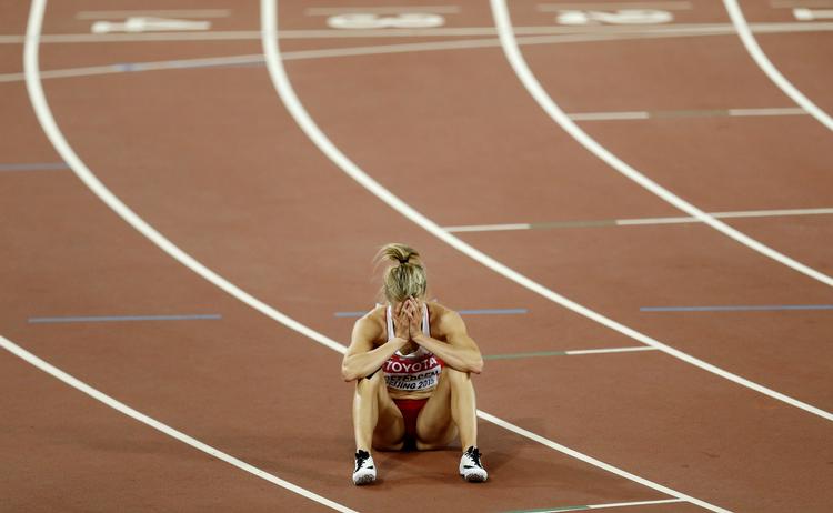 skuffelse. Sara Slott på banen i Beijing efter finalen på 400 meter hæk. 