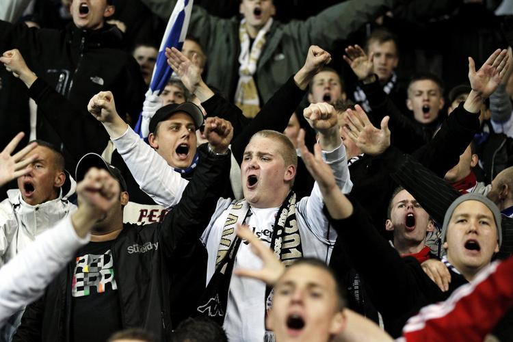 svindel. Parken Sport &amp; Entertaintment, der blandt andet driver fodboldklubben FCK, er blandt de børsnoterede selskaber, hvis aktier er blevet brugt til omfattende svindel. 