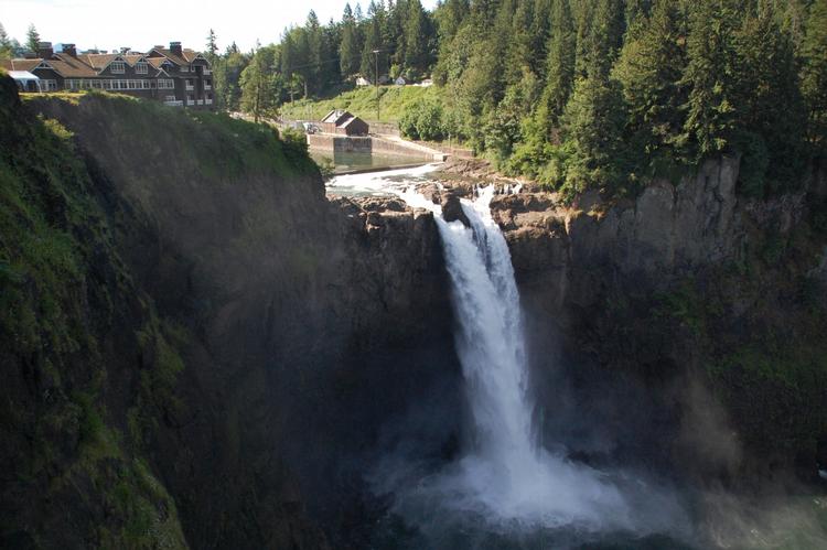 DRAMATISK. Vandfaldet buldrer og giver en helt særlig stemning på Salish Lodge, der er kendt som The Great Northern-hotellet  i 'Twin Peaks'-serien. 