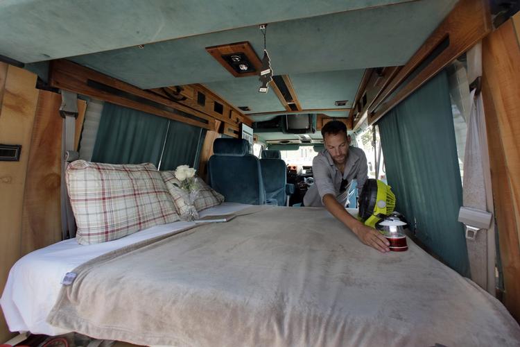HYGGE. Et kig ind i en af autocamperne, der kan lejes for en nat. Friske blomster højner stemningen en anelse. 
