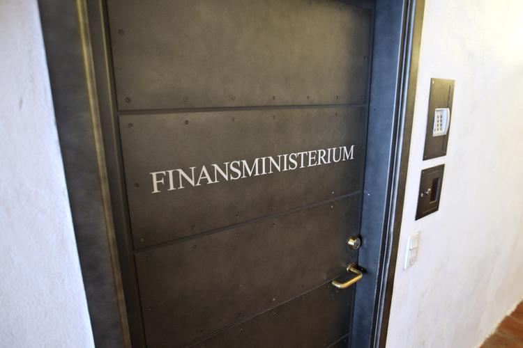 fortrolighed. Finansudvalget har kun haft adgang til begrænset materiale i forbindelse med salget af Dong-aktier. 