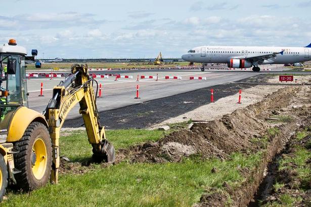 SAMSPIL. Flyene krydser hen over byggeområdet i Kastrup. Hvis noget passerer de rød-hvide betonklodser, stopper al flyvning i lufthavnen. 