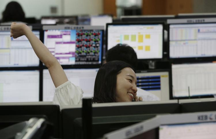 bedre. Det er ikke bare de danske aktier, der stiger. Aktierne i Østen, der er forud på grund af tidszonerne, er alle lukket i plus. Her i Seoul med et beskedent plus på 0,73 procent. 