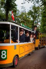 Tivoli-revy. Halvdelen af Ørkenens Sønner mødes på scenen i Tivoli. 