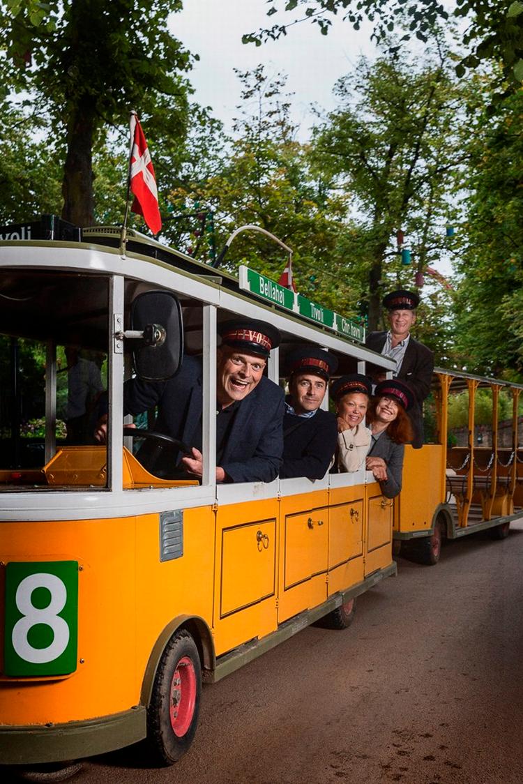 Tivoli-revy. Halvdelen af Ørkenens Sønner mødes på scenen i Tivoli. 