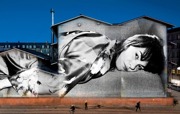 Facadekunst. Kæmpemæssige projektioner af livet i Istedgadelejlighederne kan opleves ved skolen på Gasværksvej. 