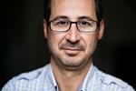 Presset. Hasan Ali Mohamas vidste, at han måtte gøre noget, da han fandt et videoklip med sin storebror, der af ukendte gerninsmænd var blevet dræbt og havde fået skudt det ene øje væk. 