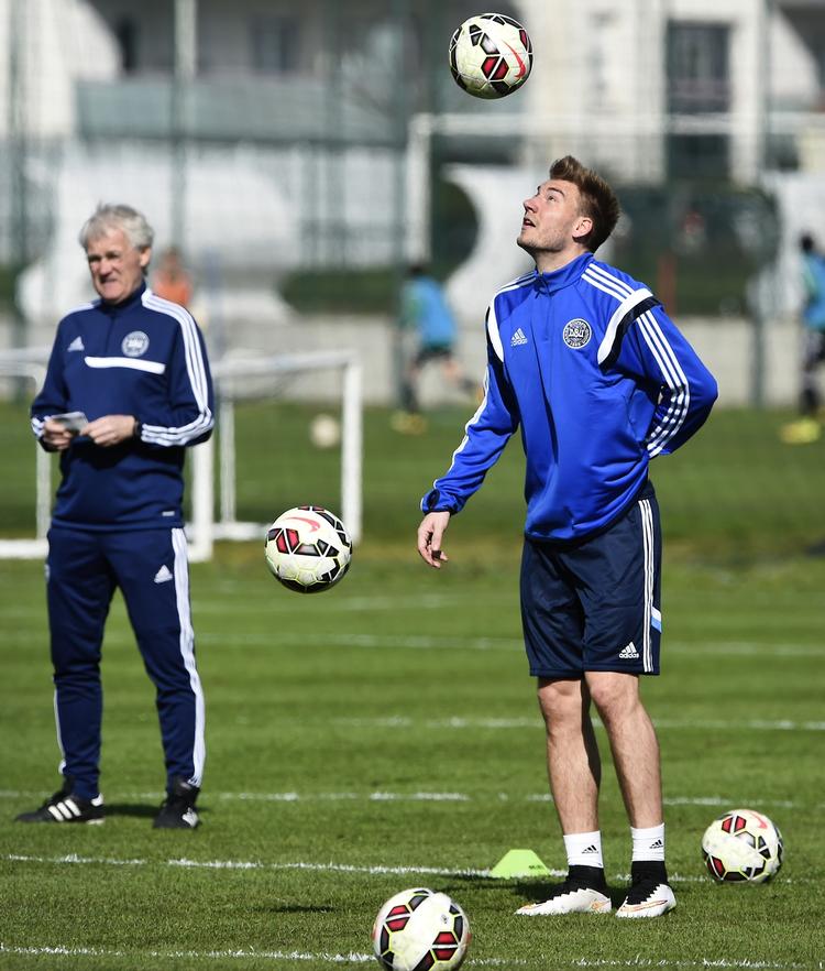 Træning. Olsen og Bendtner gårt på træningsbanen sammen igen i landsholdslejren i Helsingør på mandag. 
