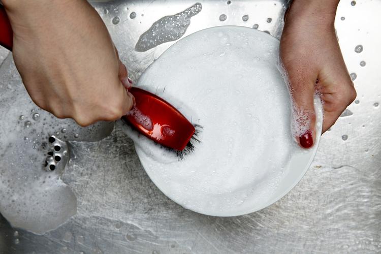 Opvask. Efter et måltid er det en stor gevinst for ens sundhed hvis man bevæger sig lidt - f.eks. ved at tage opvasken. 