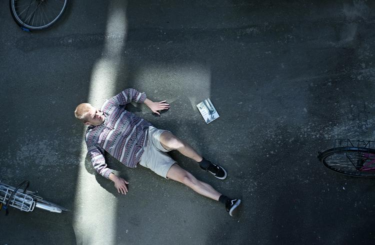 Intenst. Jonas Eika Rasmussens debutroman bevæger sig i en ond og monoton cirkel - eller rettere trekant. 