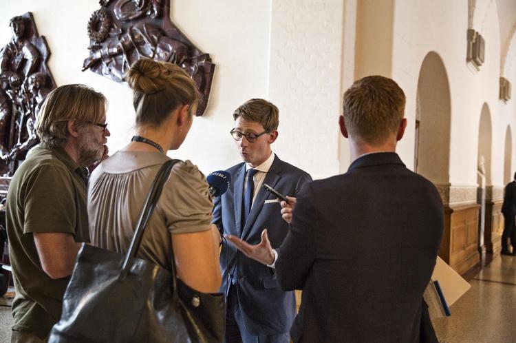 Forklaring. Den nyudnævnte skatteminister Karsten Laurtizen måtte forklare, hvordan det kunne lade sig gøre at franarre skat mere end seks millarder for Folketingssalen. 