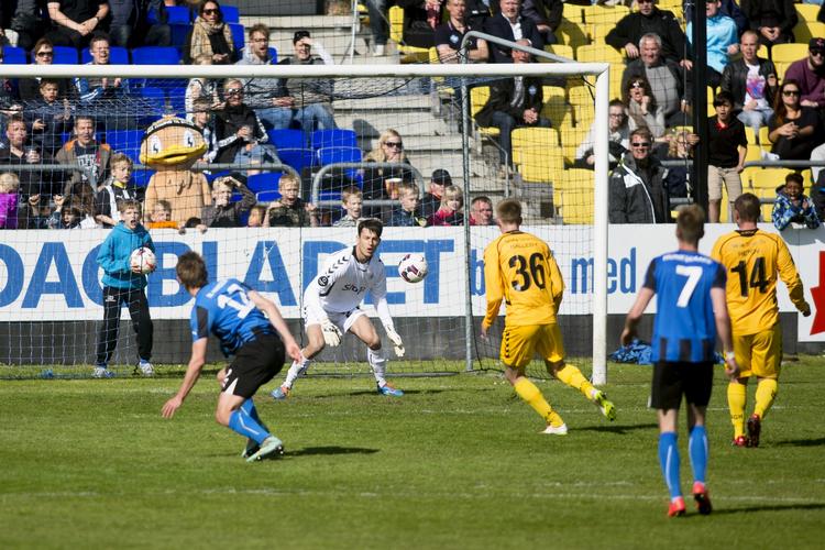 OPRYKNINGSKAMP. Ni klubber i 1. division går alle med drømme om at sætte sig på en af de tre pladser, der i år giver oprykning til Superligaen. 
