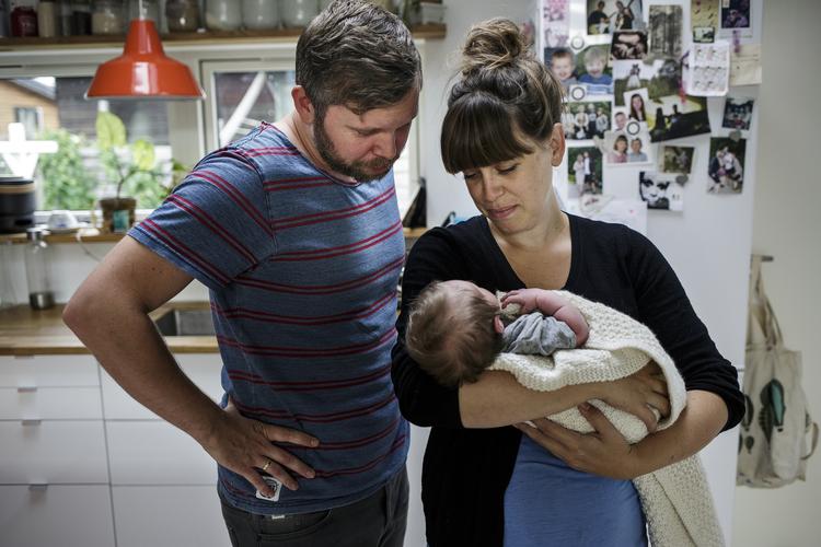 Nabohjælp. Emma Lange og Jacob Sørensen skal ikke tænke på aftensmaden de første fjorten dage som nybagte forældre til Aston. De andre beboere kommer på skift med aftensmad til dem. 