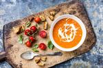 Hjemmelavet tomatsuppe kan hurtigt få lavet et godt indhug i tomathøsten. Sprøde croutoner og creme fraiche giver konsistens og fylde til suppen. 