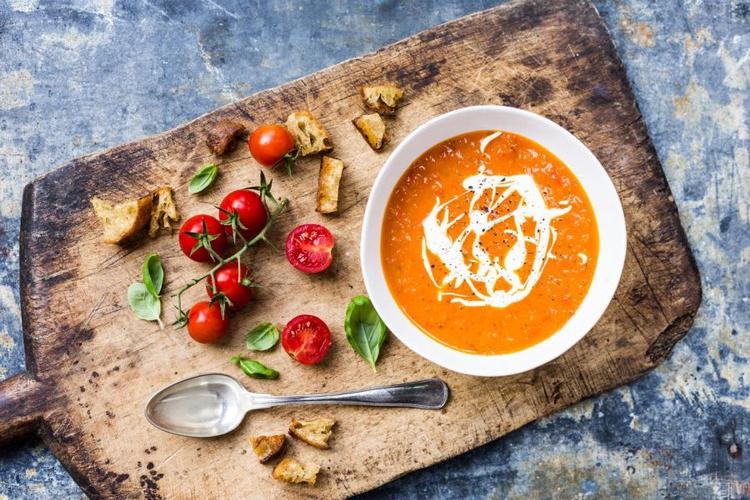 Hjemmelavet tomatsuppe kan hurtigt få lavet et godt indhug i tomathøsten. Sprøde croutoner og creme fraiche giver konsistens og fylde til suppen. 