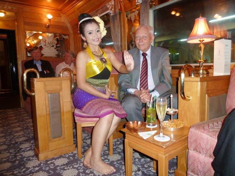 VERDENSFARER. Peter Schønsted er Danmarks mest berejste mand, og i oktober tager han på endnu en jordomrejse. I 2013 kørte han med Eastern &amp; Oriental Express fra Singapore til Bangkok via Kuala Lumpur. 