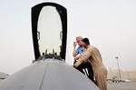 Rundvisning. Før besøget i Irak aflagde forsvarsminister Carl Holst (V) besøg på den luftbase i Kuwait, hvorfra danske F-16-fly frem til oktober angriber IS i Irak. På jagerflyets vingespids (th.) ses en af de danske præcisionsbomber, som der er kastet 448 af det sidste år. Foto: Jacob Svendsen 