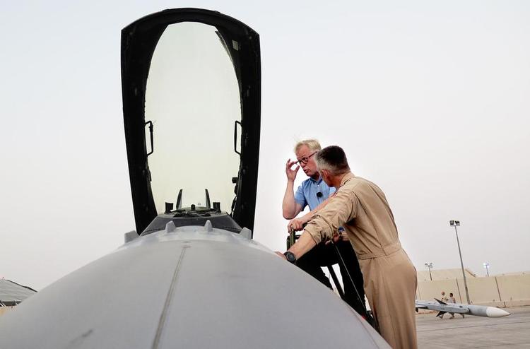 Rundvisning. Før besøget i Irak aflagde forsvarsminister Carl Holst (V) besøg på den luftbase i Kuwait, hvorfra danske F-16-fly frem til oktober angriber IS i Irak. På jagerflyets vingespids (th.) ses en af de danske præcisionsbomber, som der er kastet 448 af det sidste år. Foto: Jacob Svendsen 