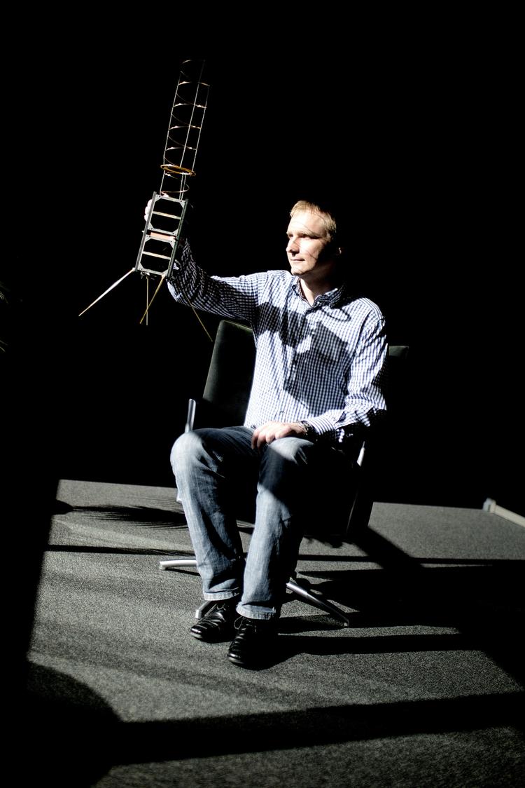 Arbejdskraft. Hos den danske rumvirksomhed GomSpace, der udviklede Danmarks første satellit, oplever man, at det  er lettere at tiltrække arbejdskraft, der skal krydse Atlanterhavet end at få de kloge hoveder i København til  hoppe på IC4-toget til virksomheden i Aalborg. 