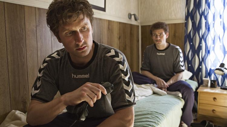 Heltene. De to herrer, der scorede de vigtige mål i finalen mod Tyskland: Kim Vilfort (spillet af Mikkel Boe Følsgaard) og John 'Faxe' Jensen (spillet af Esben Smed). 