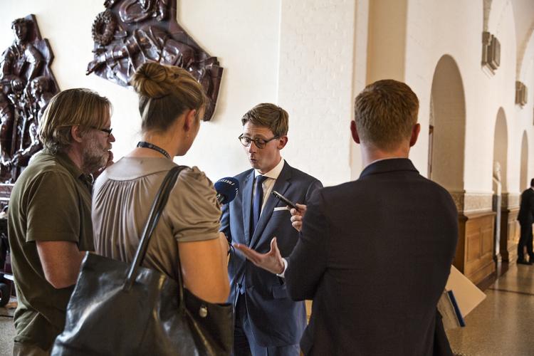 Ministerkritik. Skats absolutte topchefer skal tjekkes af Skats egne revisorer, det holder ikke, mener eksperter, der kritiserer skatteminister Karsten Lauritzens beslutning om lade Skats interne revisorer undersøge den omfattende svindel med udbytteskat. En svindelsag, der har kostet statskassen 6,2 mia. kroner. 