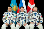 Ritual. På mandag - 48 timer før opsendelse - vil disse tre herrer Aidyn Aimbetov, Segej Volkov og Andreas Mogensen være nyklippede. Ligesom Gagarin i 1961. Det er ét af mange ritualer, der skal sikre en sikker rumfærd. 
