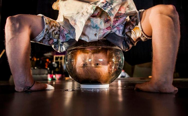 UNDERKUNST. Forestillingens boblende sluttableau, hvor de alle mand stod på hovedet i bowlen, var det bedste af det hele. Foto: Mats Bäcker 