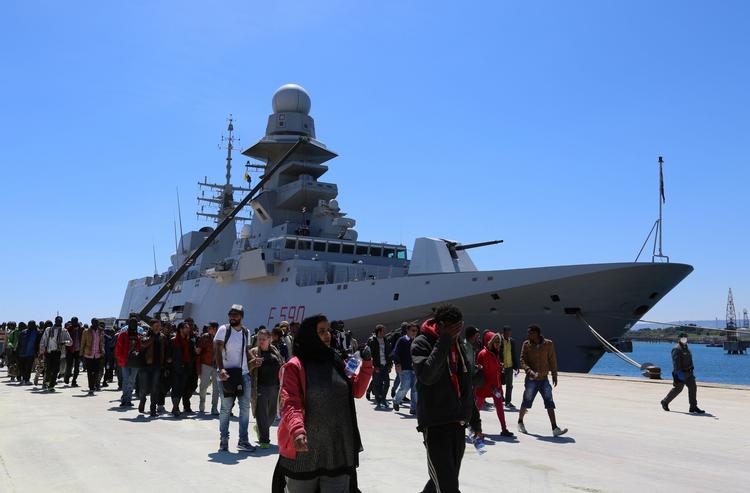 Flygtninge. Ifølge en ny rapport fra EUs grænseagentur, Frontex, kom 107.000 asylansøgere til Europa i juli. Her ses en gruppe flygtninge, der er reddet i land ud fra den italienske kyst. 