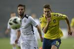 FIGHT. Paok's Dimitris Konstantinidis og Brøndbys Elbasan Rashani jagtede bolden på Brøndby Stadion. 