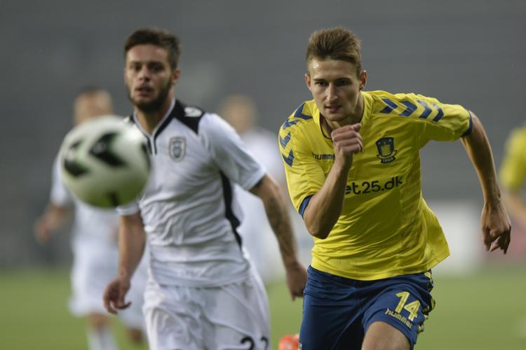 FIGHT. Paok's Dimitris Konstantinidis og Brøndbys Elbasan Rashani jagtede bolden på Brøndby Stadion. 