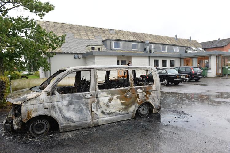 Velkomst. Der er natten til torsdag blevet begået hærværk mod Røde Kors-asylcentret Lyngbygård i Trustrup på Djursland. Ifølge politiet har endnu ukendte gerningsmænd spraymalet et nazisymbol på centrets garageporte samt bogstaverne 'DNSB', som muligvis står for Danmarks Nationalsocialistiske Bevægelse. Desuden stod der, at det var 'første advarsel'. 