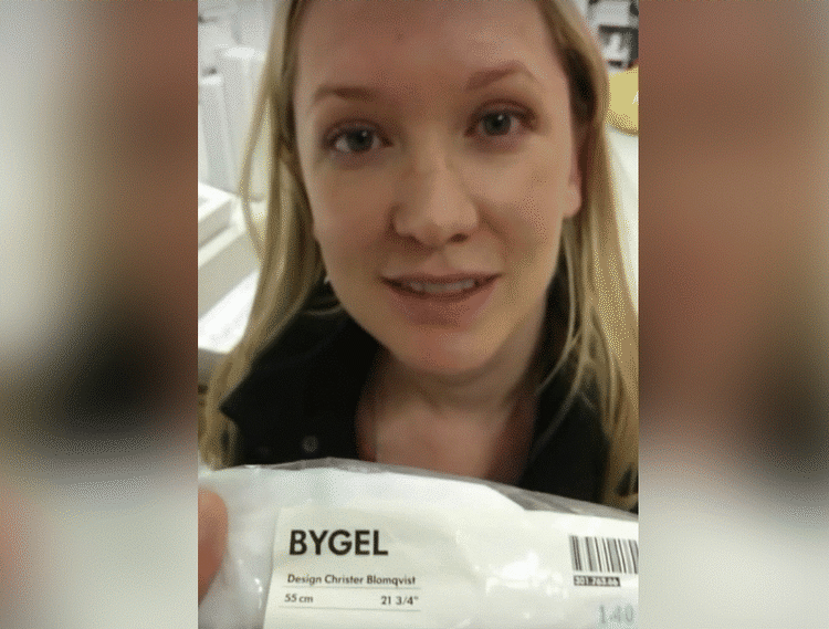 ORDKLØVER. Australske Simon Gilmore og kæresten Dana var i IKEA. Simon begyndte at filme, at han lavede vitser med IKEAs svenske navne. Nu har mere end seks millioner set videoen (Foto: Screenshot/YouTube). 