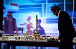 Figurer. Da Robert Lepage begyndte at grave sig tilbage til sin barndom, blev en figur fra dengang mere central, end han havde regnet med. Hans far, der døde i 1992, fyldte pludselig mere end nogensinde. 