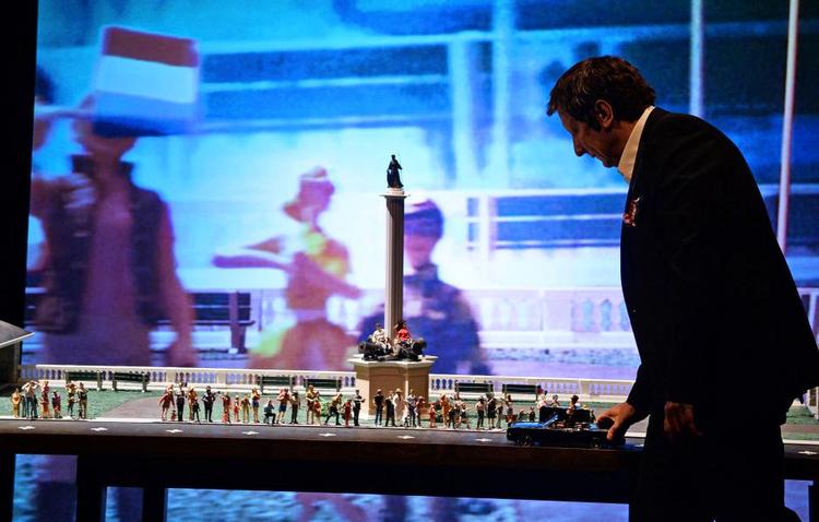 Figurer. Da Robert Lepage begyndte at grave sig tilbage til sin barndom, blev en figur fra dengang mere central, end han havde regnet med. Hans far, der døde i 1992, fyldte pludselig mere end nogensinde. 
