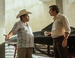 Que? Luis Guzman og Wagner Moura diskuterer forretninger. Sne-eksport fra de varme lande. Foto: Daniel Daza/Netflix